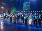 Ігор Терехов вручив нагрудні знаки новим почесним громадянам міста