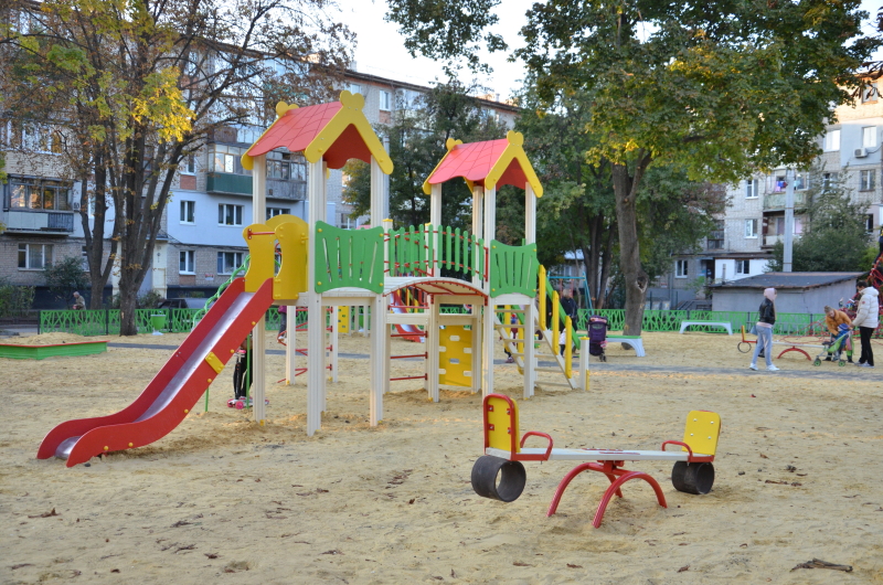 На вулиці Маршала Рибалка відкрили сучасну локацію для відпочинку