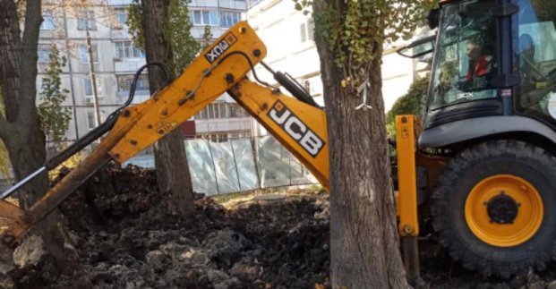 На вулиці Клочківській перекладають мережі холодного водопостачання