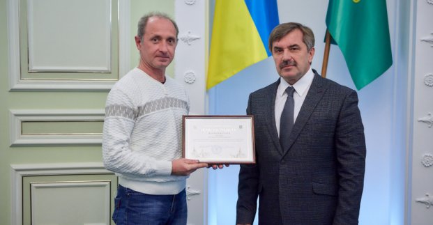 Олександр Новак привітав водіїв та дорожників з їхнім святом