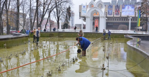 Харківські фонтани готують до зими
