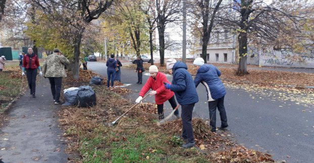 У місті почали проводити осіннє прибирання території