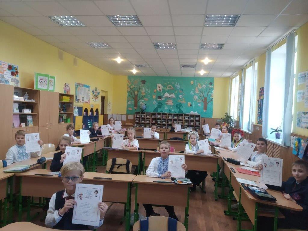 Лінгвістичні задачі та радіодиктант: школярі відзначили День української писемності та мови