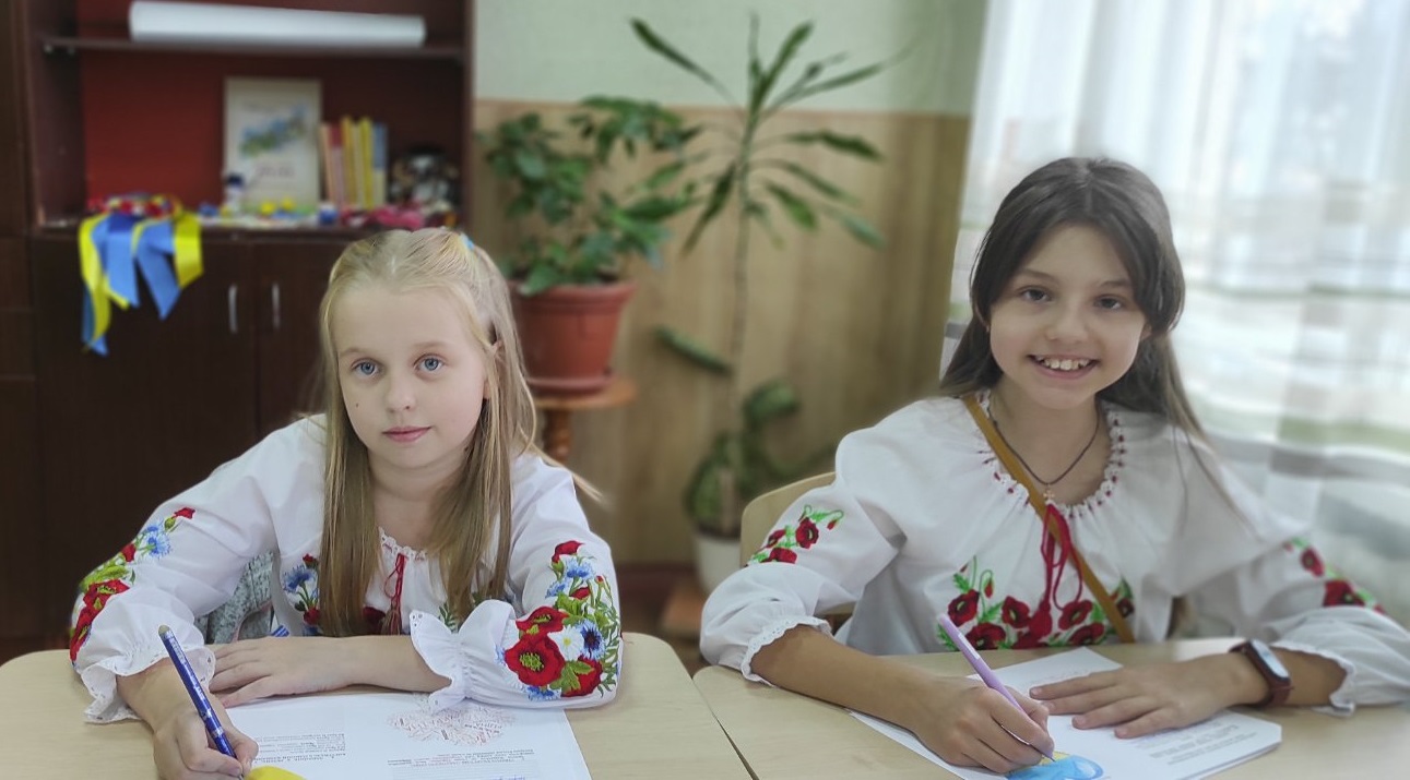 Лінгвістичні задачі та радіодиктант: школярі відзначили День української писемності та мови
