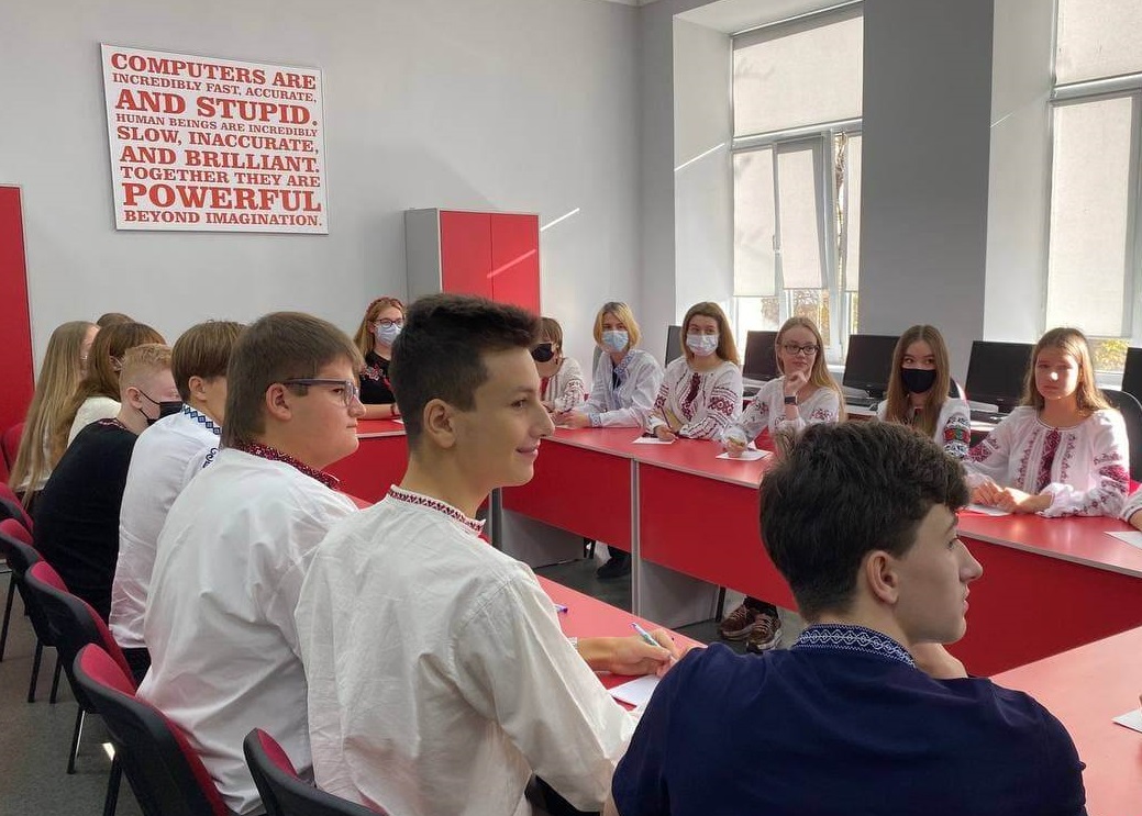 Лінгвістичні задачі та радіодиктант: школярі відзначили День української писемності та мови