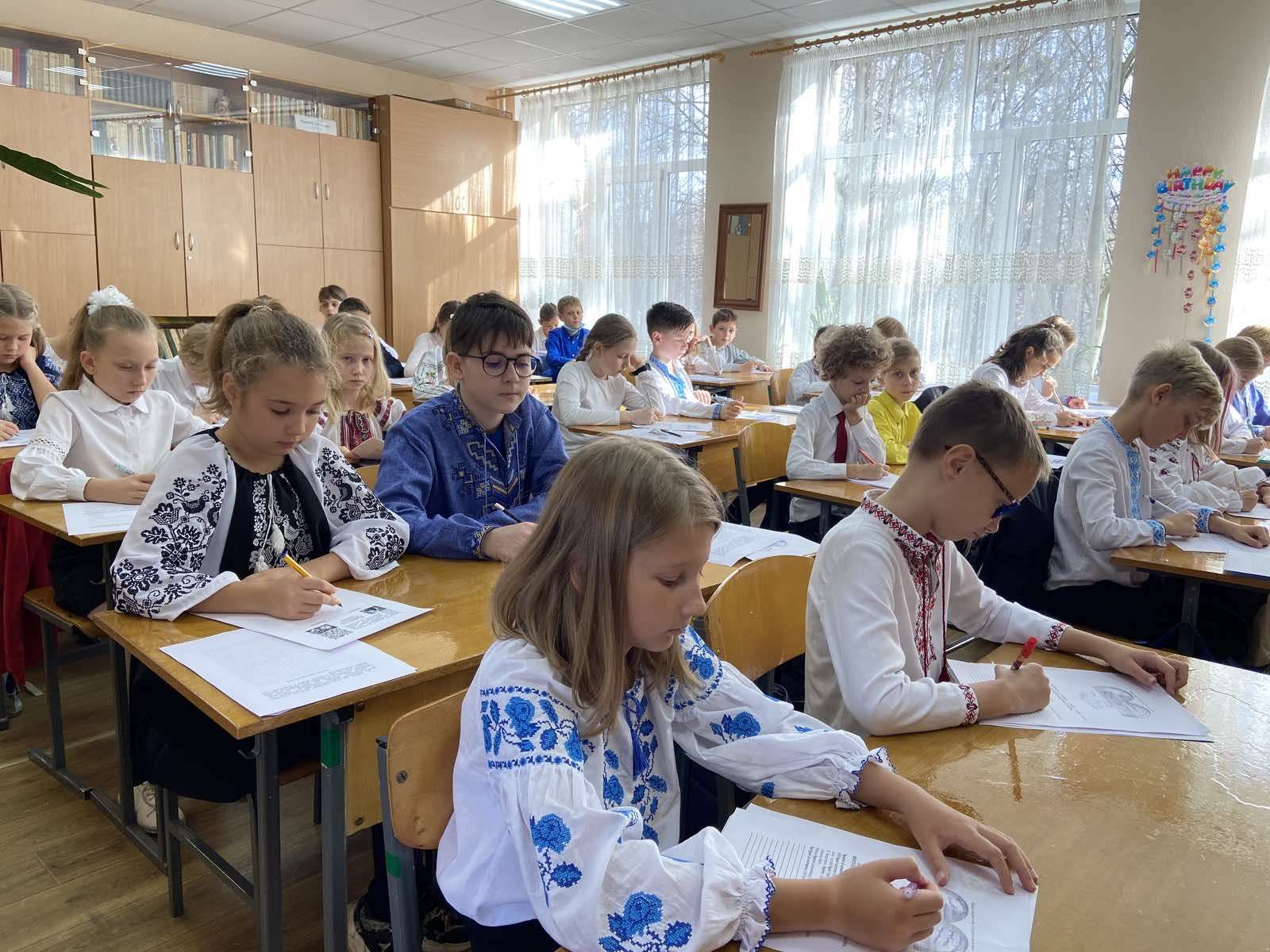 Лінгвістичні задачі та радіодиктант: школярі відзначили День української писемності та мови