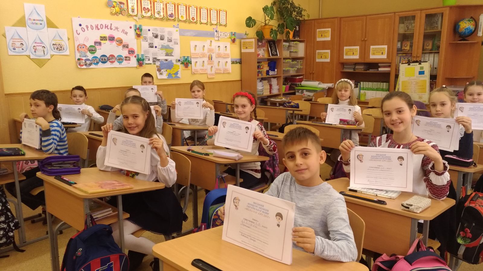 Лінгвістичні задачі та радіодиктант: школярі відзначили День української писемності та мови