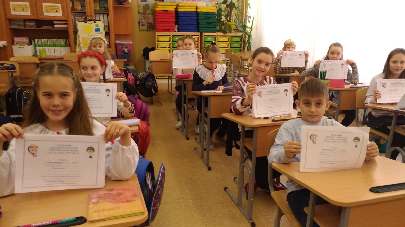 Лінгвістичні задачі та радіодиктант: школярі відзначили День української писемності та мови