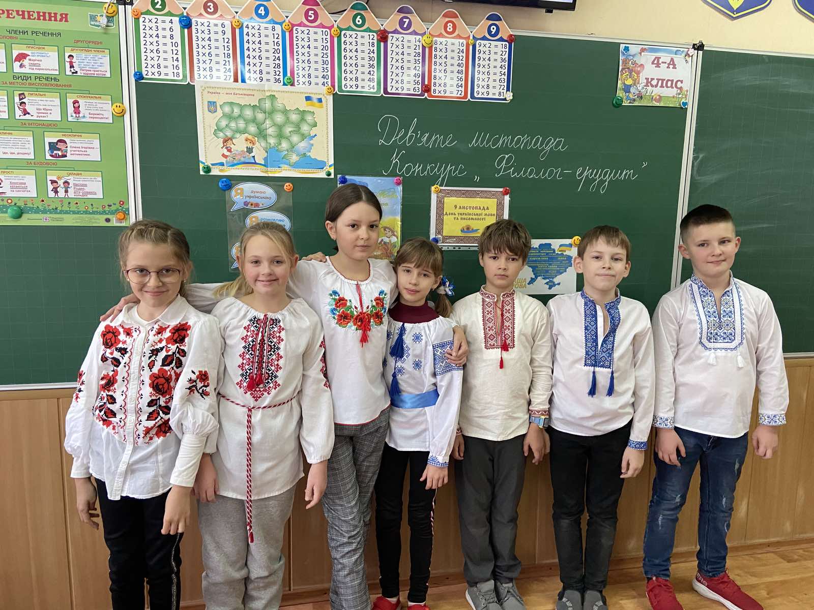 Лінгвістичні задачі та радіодиктант: школярі відзначили День української писемності та мови