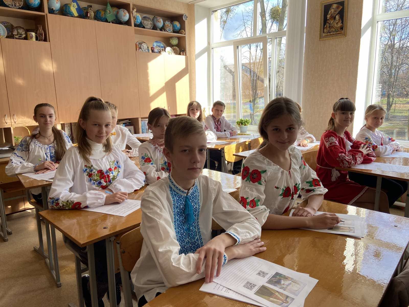 Лінгвістичні задачі та радіодиктант: школярі відзначили День української писемності та мови
