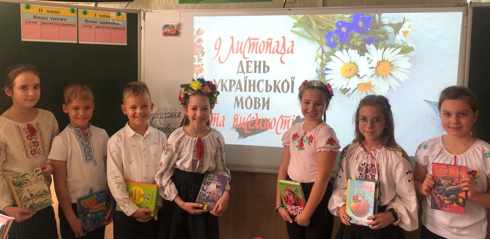 Лінгвістичні задачі та радіодиктант: школярі відзначили День української писемності та мови