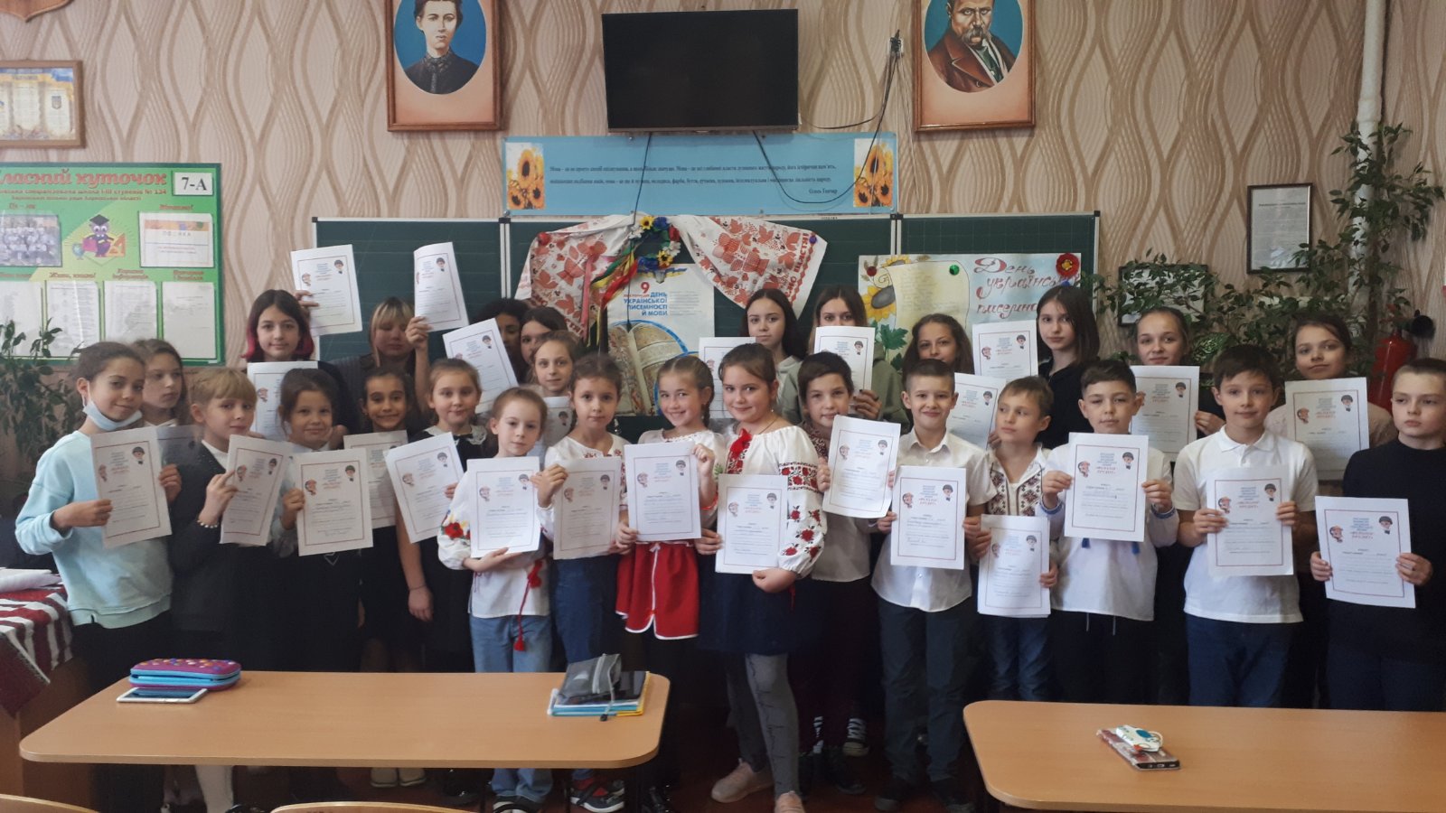 Лінгвістичні задачі та радіодиктант: школярі відзначили День української писемності та мови