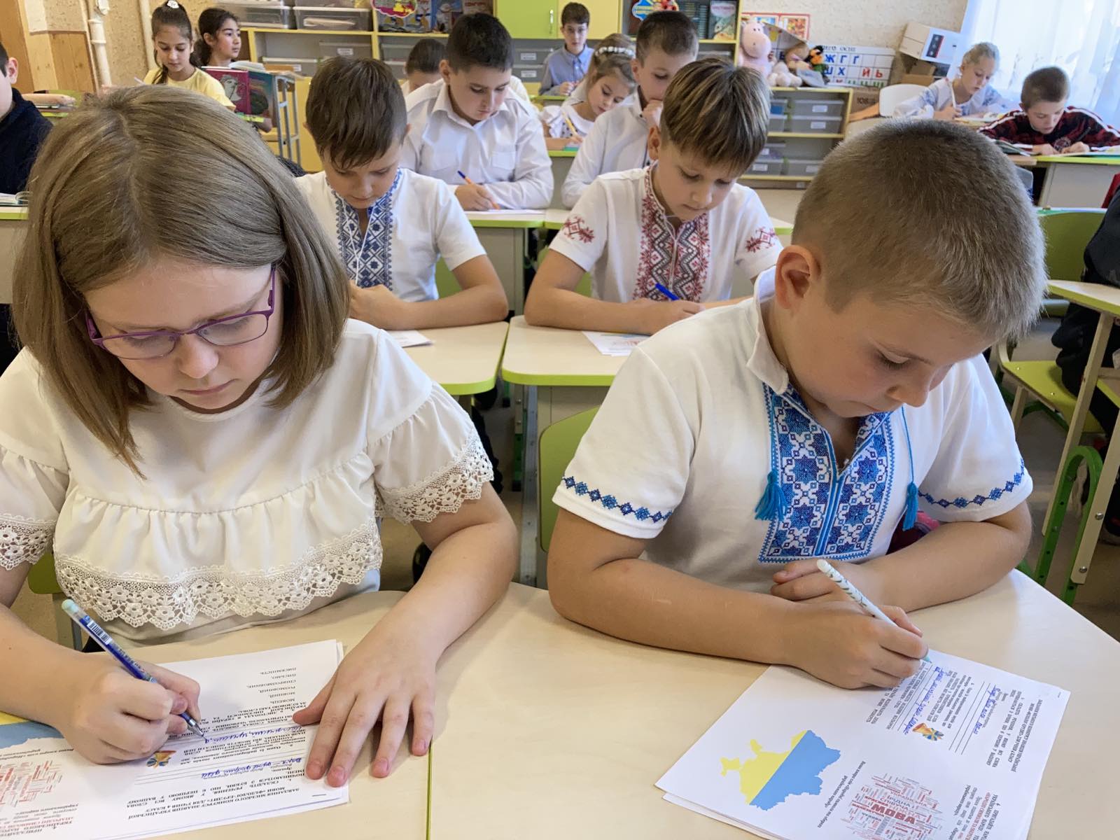 Лінгвістичні задачі та радіодиктант: школярі відзначили День української писемності та мови