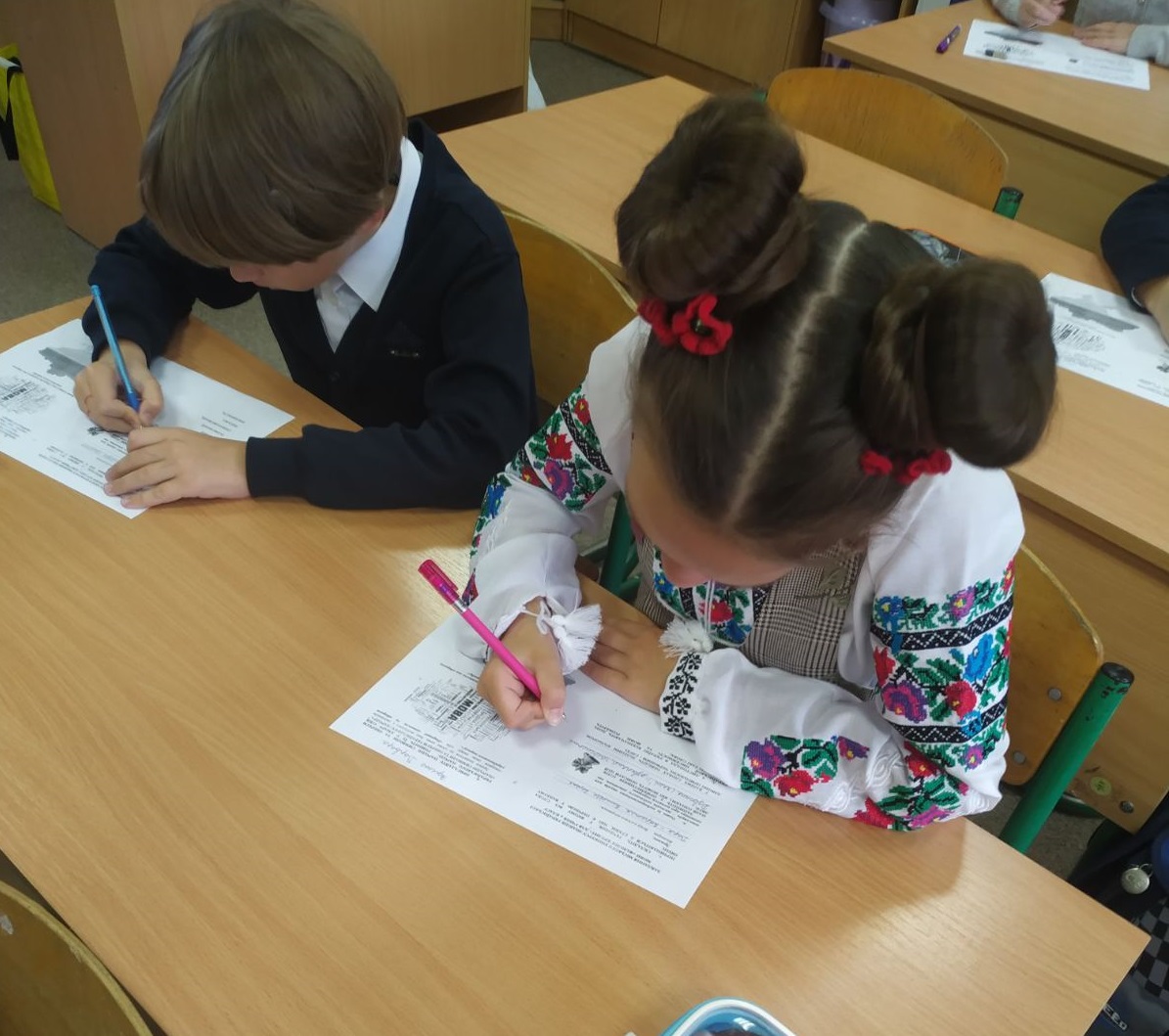 Лінгвістичні задачі та радіодиктант: школярі відзначили День української писемності та мови