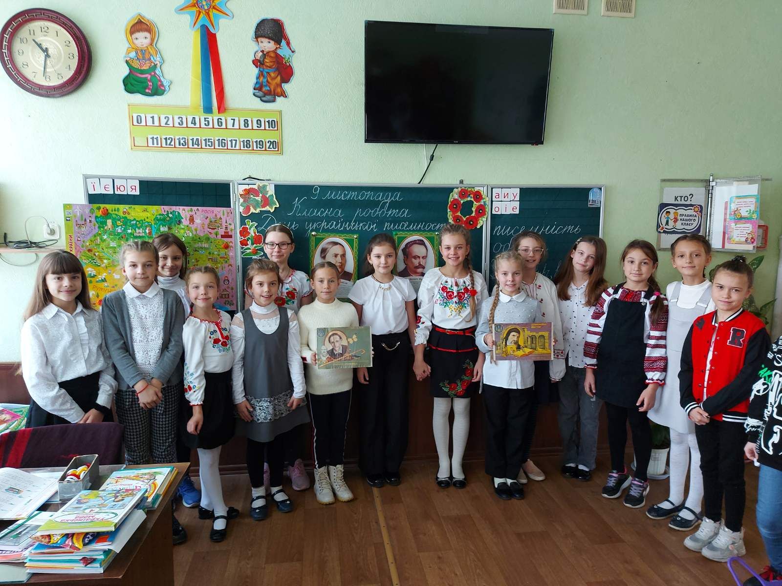 Лінгвістичні задачі та радіодиктант: школярі відзначили День української писемності та мови