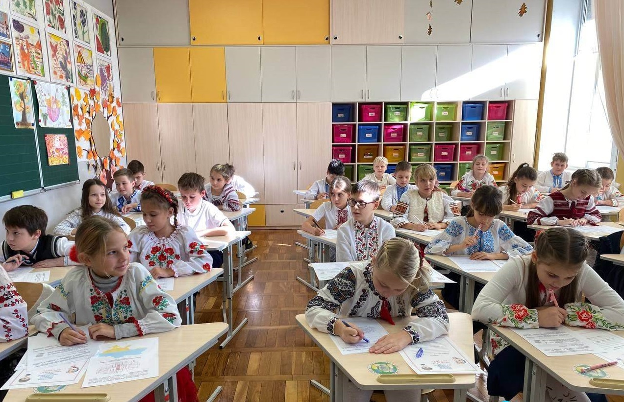 Лінгвістичні задачі та радіодиктант: школярі відзначили День української писемності та мови