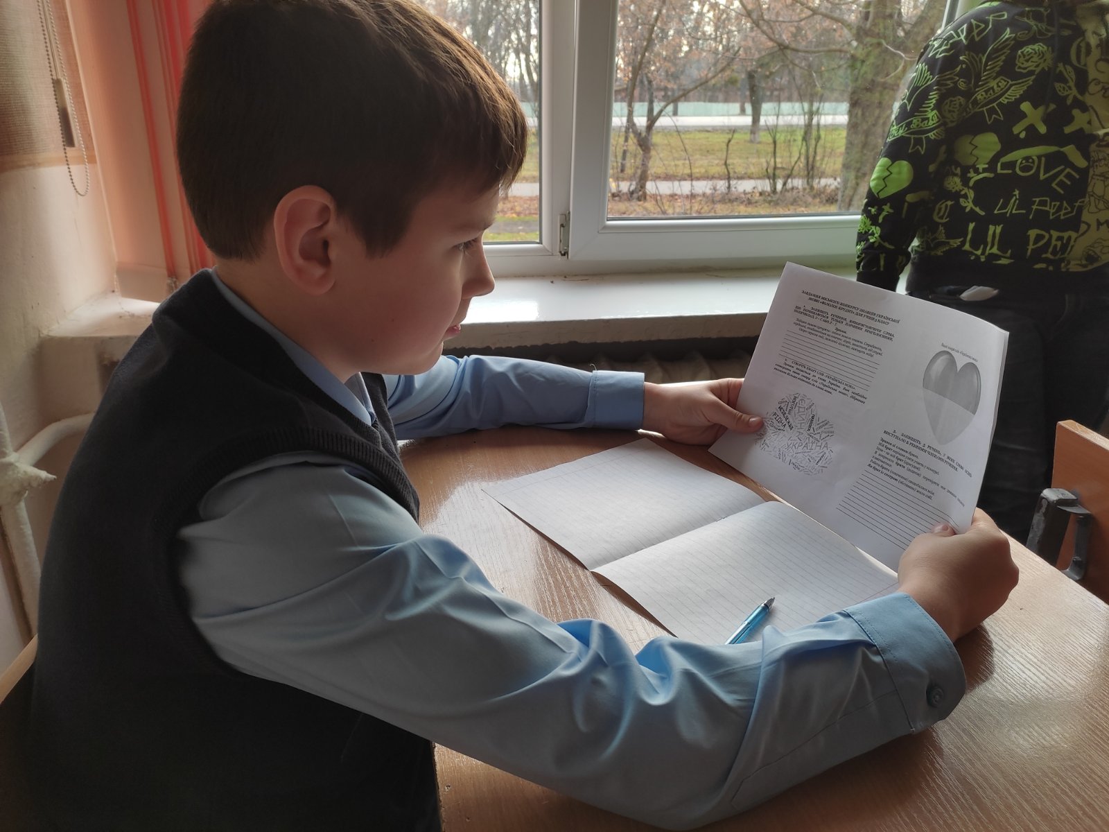 Лінгвістичні задачі та радіодиктант: школярі відзначили День української писемності та мови