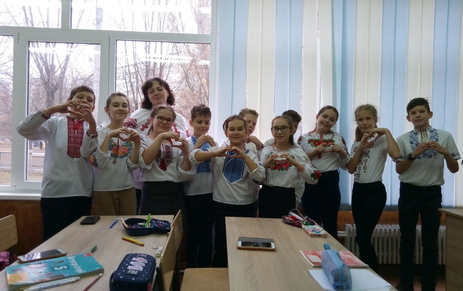 Лінгвістичні задачі та радіодиктант: школярі відзначили День української писемності та мови