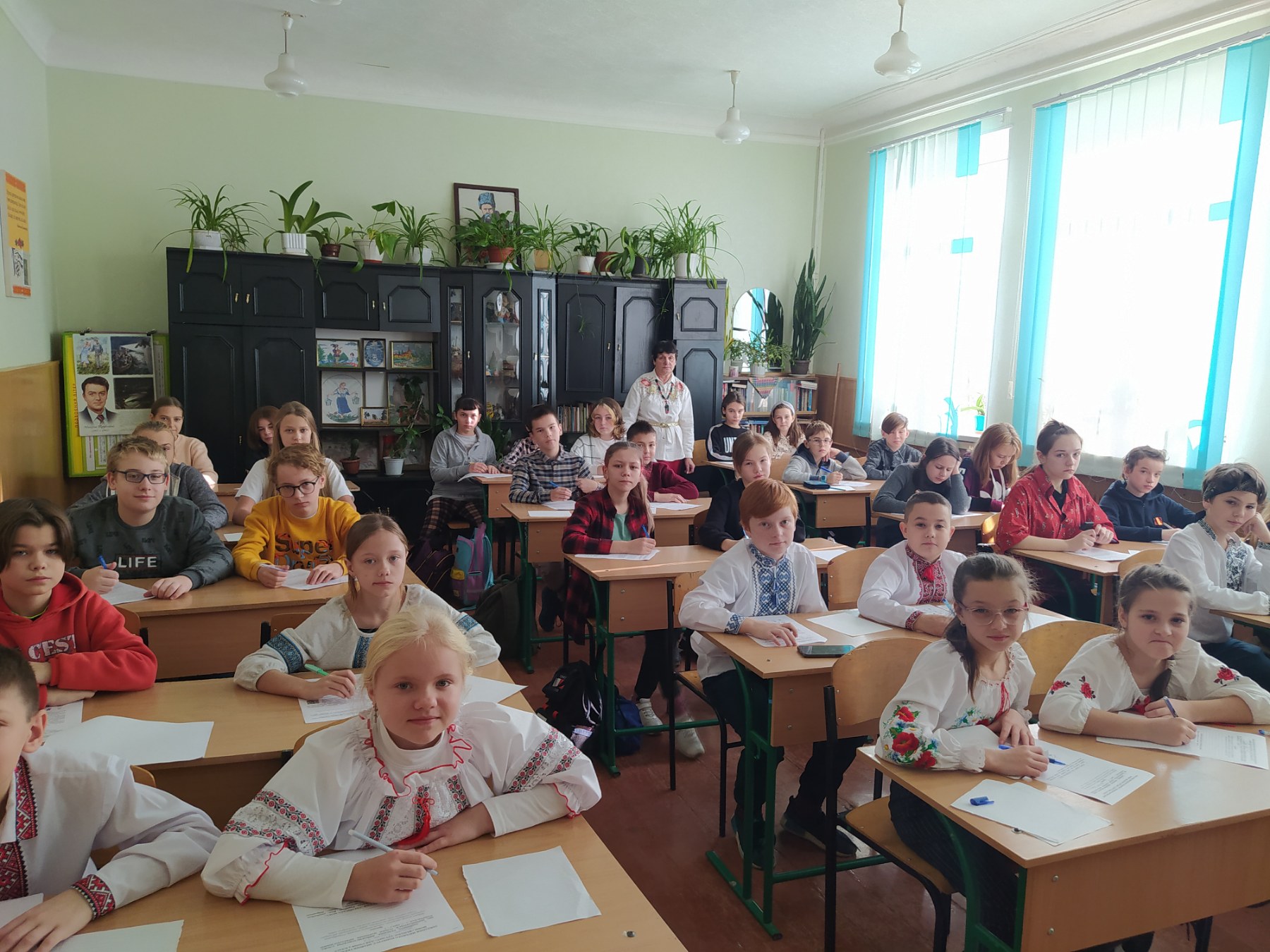 Лінгвістичні задачі та радіодиктант: школярі відзначили День української писемності та мови