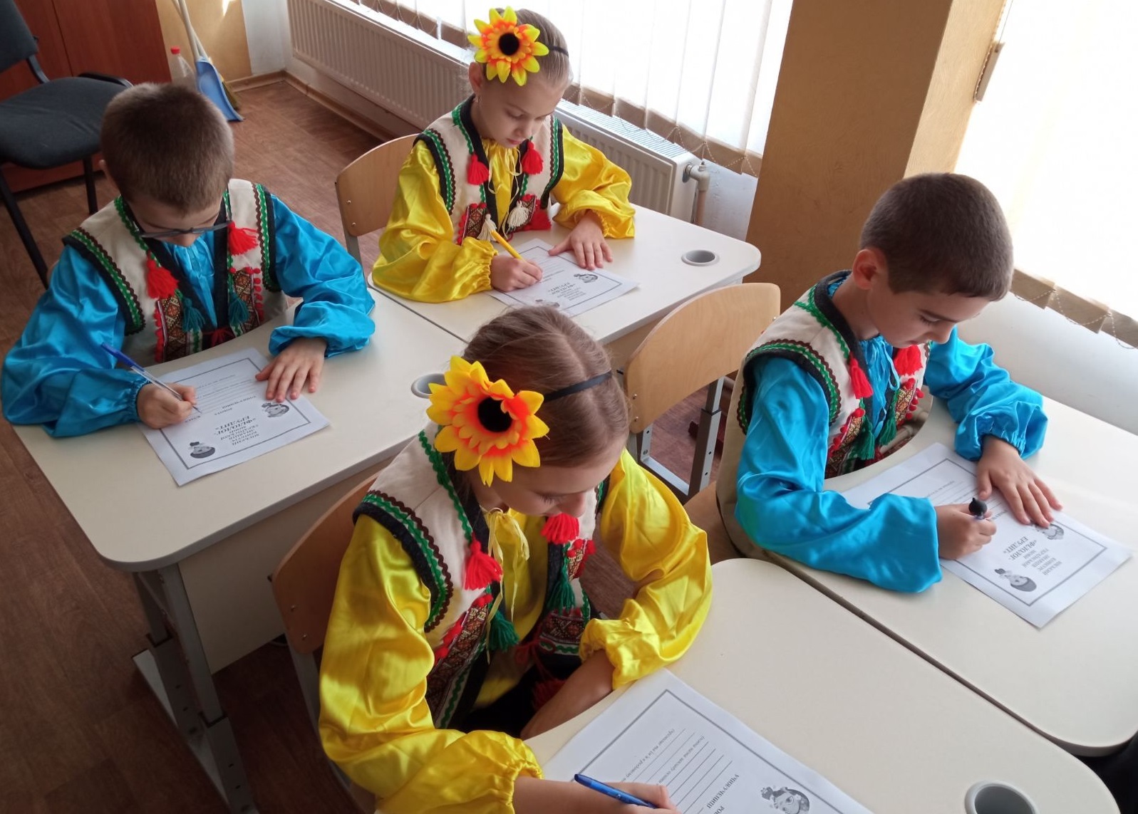 Лінгвістичні задачі та радіодиктант: школярі відзначили День української писемності та мови