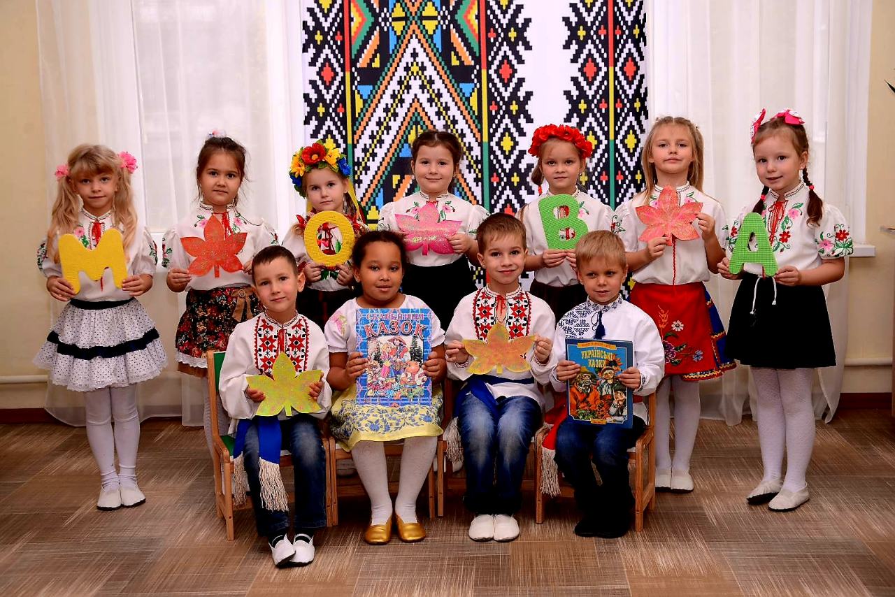 Лінгвістичні задачі та радіодиктант: школярі відзначили День української писемності та мови