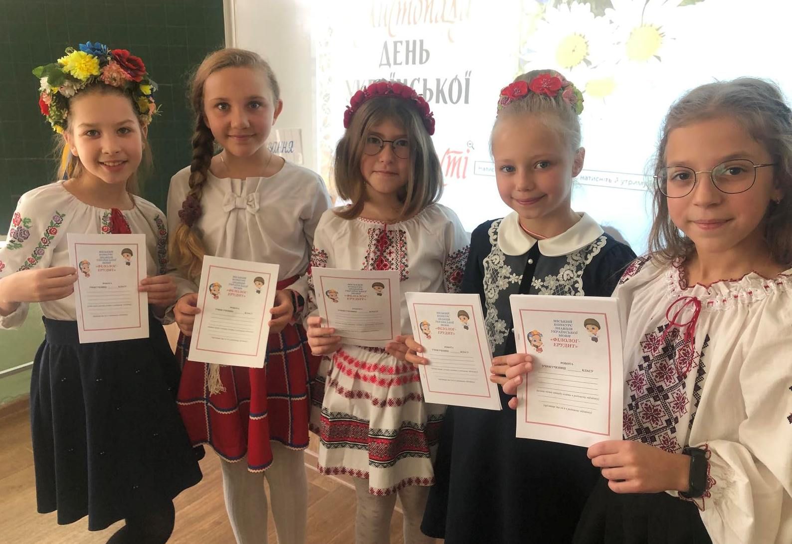 Лінгвістичні задачі та радіодиктант: школярі відзначили День української писемності та мови