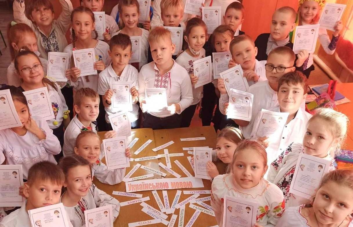 Лінгвістичні задачі та радіодиктант: школярі відзначили День української писемності та мови