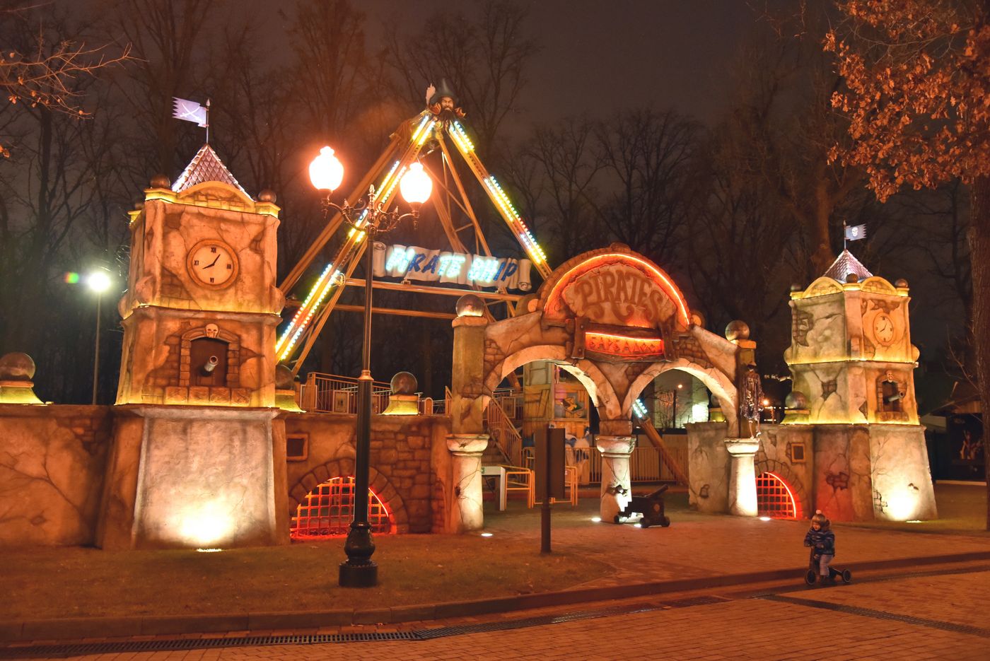 У парку Горького увімкнули святкову ілюмінацію