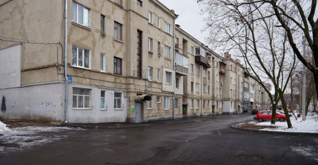 На вулиці Іскринській, 33 впорядковують територію