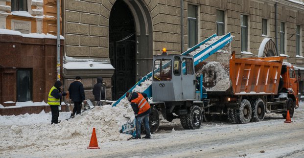 На дорогах Харкова працюють понад 60 снігоприбиральних машин
