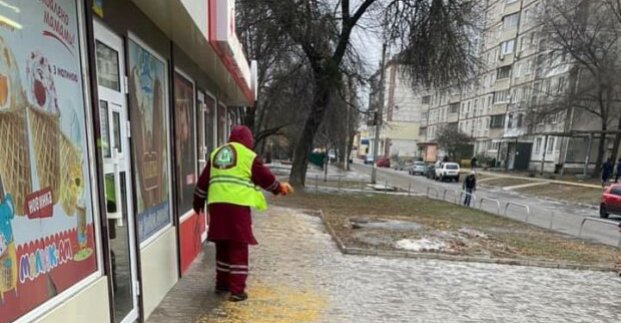 У Харкові працівники комунальних підприємств борються із льодом