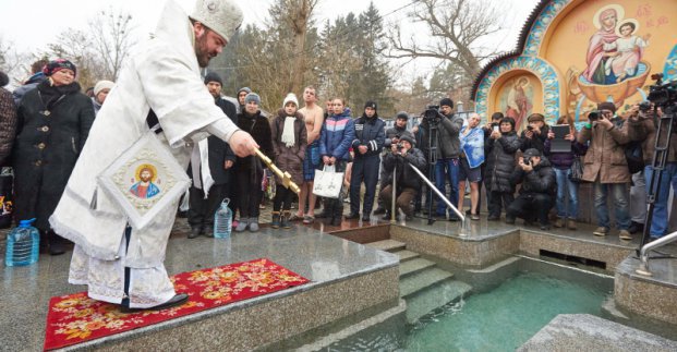 На Водохреще у храмах відбудуться богослужіння, а на джерелах освятять воду (графік)