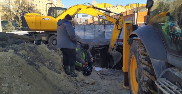 На Московському проспекті ліквідують пошкодження на трубопроводі