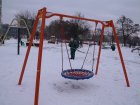 Комунальні служби прибирають сніг на дитячих майданчиках