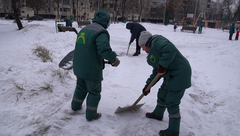 Комунальні служби прибирають сніг на дитячих майданчиках