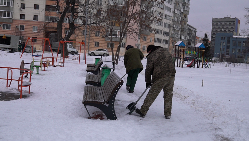 Комунальні служби прибирають сніг на дитячих майданчиках