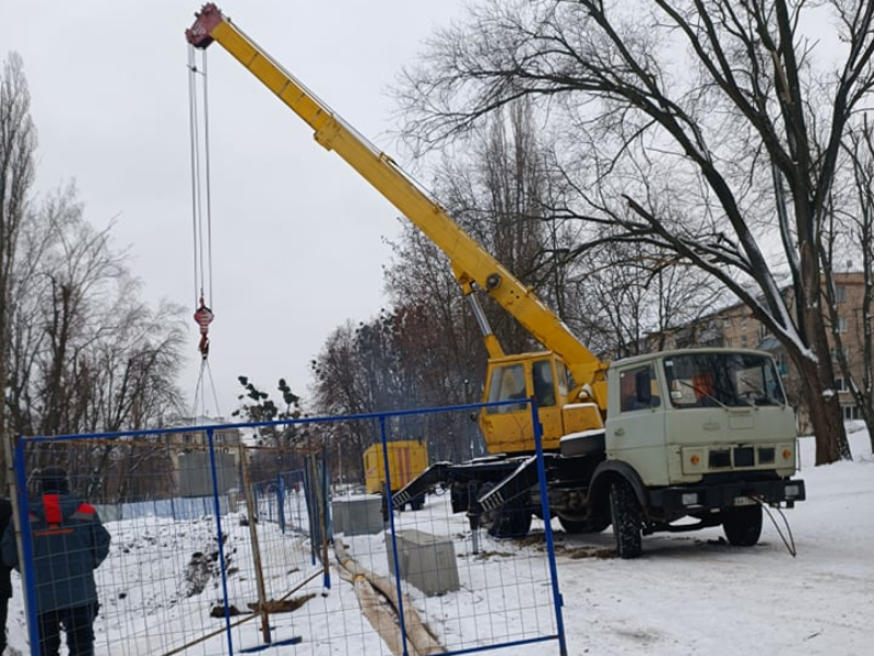 У Новобаварському районі перекладають мережі водовідведення