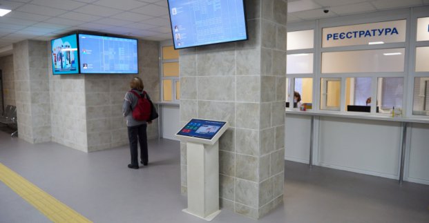 Термінали для запису та електронні табло - у Харкові ремонтують холи поліклінік