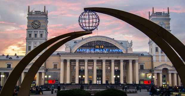 Поліція звільнятиме територію залізничного вокзалу від покинутих автомобілів 