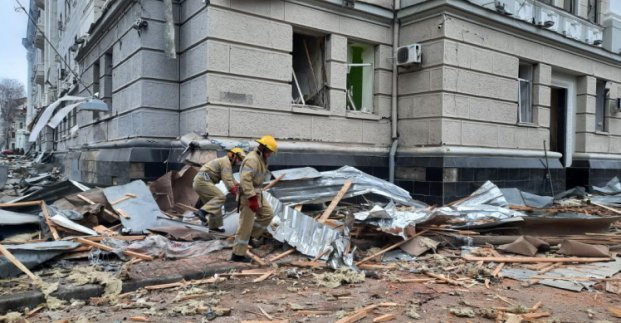 У місті продовжують розбирати завали зруйнованих будівель