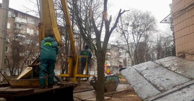 Бригади «Харківзеленбуду» прибирають пошкоджені дерева