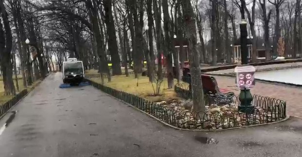 У парку Горького - весняне прибирання
