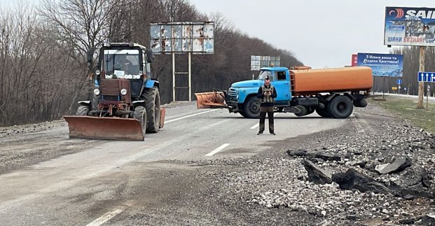 Робітники «Харківських тепломереж» беруть участь у розчищенні дороги на Чугуїв