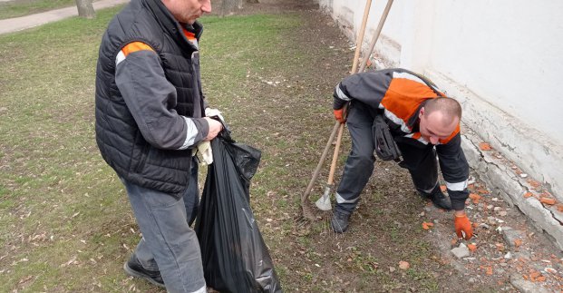Співробітники «Тепломереж», не зайняті ремонтом, вийшли на суботник