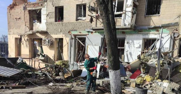 Комунальники прибирають дерева, що впали внаслідок обстрілів