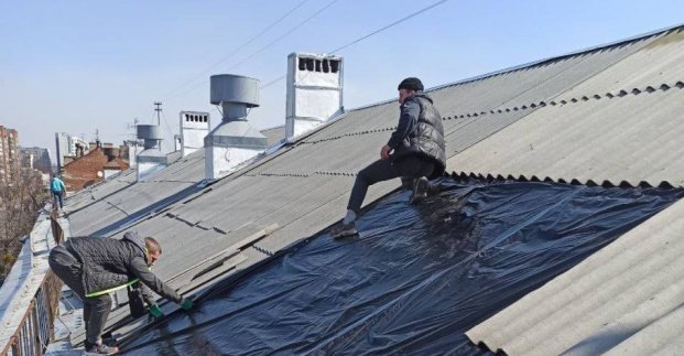 У Харкові внаслідок обстрілів пошкоджено покрівлі 320 житлових будинків