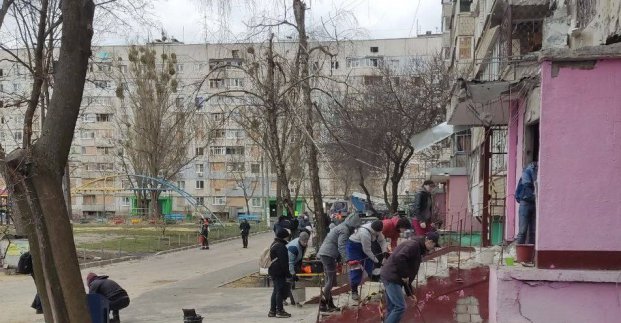 Харківські волонтери та комунальники розбирають завали та вивозять сміття