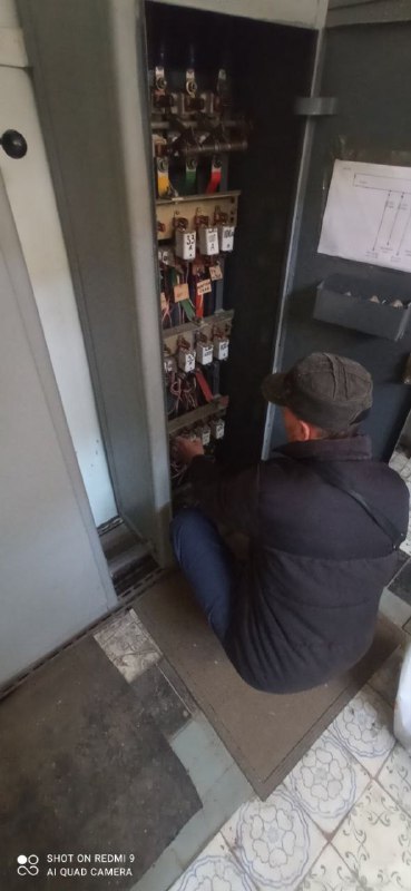 «Теплові мережі», попри обстріли, продовжують перекладати трубопроводи 