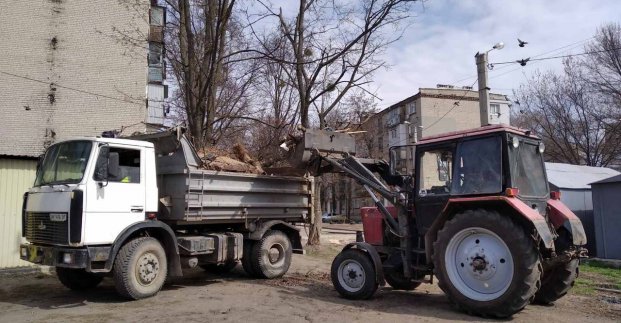 У Харкові щодня працює спецтехніка з вивезення сміття