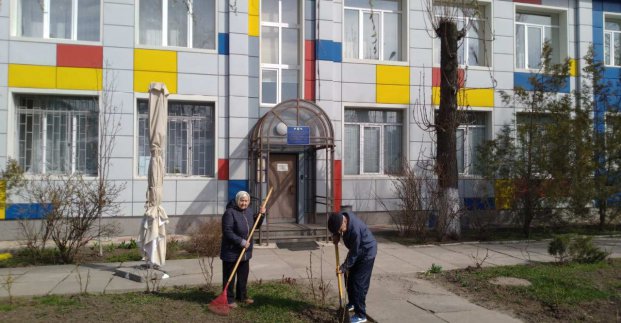 В одній із дитячих шкіл мистецтв висаджують гладіолуси 
